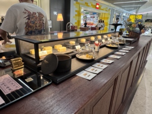 Comptoir d'îlot professionnel de luxe pour petite pâtisserie, vitrine en bois avec éclairage LED, solution d'affichage personnalisable pour le commerce de luxe - Product Image 4