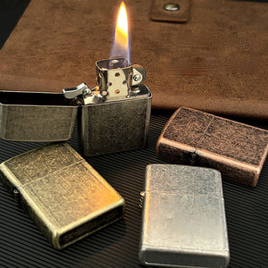 Briquet à corps métallique en acier inoxydable, mouvement vintage, artisanat de collection, finition bronze antique, coupe-vent - Product Image 1