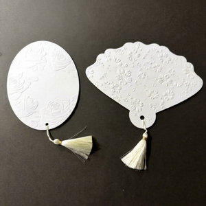 Tarjeta de Felicitación en Forma de Abanico de Cartulina Blanca con Relieve Floral, Decorada con Borla, Impresa con Serigrafía - Product Image 1