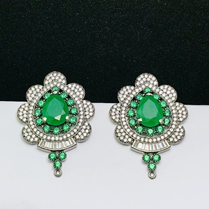 Boucles d'oreilles faites à la main en forme de grappe d'émeraude Boucles d'oreilles de mariée en vert émeraude pour les mariées et les occasions spéciales - Product Image 5