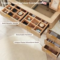 Coiffeuse en chêne cannelé avec miroir LED de 36 pouces, plateau en verre avec cloisons amovibles et station de charge pour chambre à coucher.