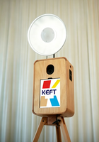 Photomaton élégant en bois « Miroir Magique », équipé d'un écran tactile interactif de 18,5 pouces, d'un appareil photo reflex numérique et d'un support d'imprimante.