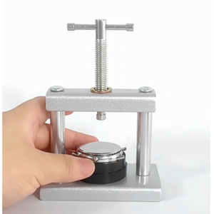 Outils et pièces de montre-bracelet Presse à pince pour un entretien sécurisé de la montre - Product Image 1