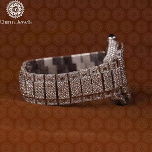 Montre en diamant très demandée avec mouvement à quartz de précision, idéale pour les événements, anniversaires et autres occasions, disponible à la vente - Product Image 6