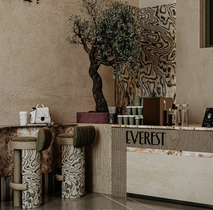 Mobiliario Rústico de Lujo para Cafeterías y Tiendas Minoristas |   Diseño de Interiores de Cafetería Modular con Madera Natural, Latón y Piedra, Listo para Usar - Product Image 4