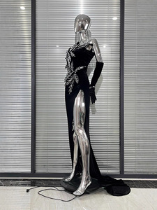 Abito da sera moderno in velluto nero per performance, nuovo modello transfrontaliero per sito indipendente, con spalle scoperte e dettagli tridimensionali a vita impero - Product Image 3