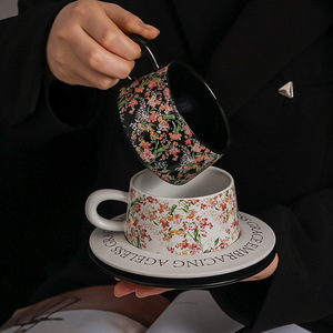 Elegante juego de taza y platillo de cerámica con diseño floral para el té de la tarde, en caja elegante. - Product Image 3