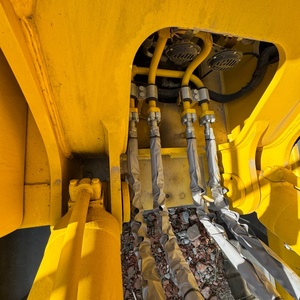 Excavatrice sur chenilles Komatsu PC220 de 22 tonnes, utilisée pour les projets de construction et d'infrastructure - Product Image 2