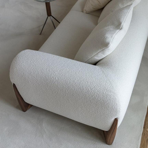 <span class=keywords><strong>Fauteuil</strong></span> simple nordique capitonné en tissu bouclé Teddy de forme organique, avec base en bois massif couleur noyer, pour salon, chambre et hôtel - Product Image 4