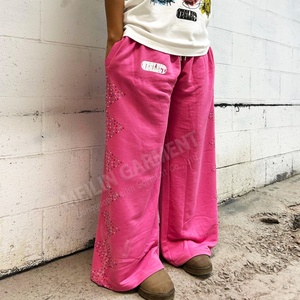 Pantalones de chándal de algodón personalizados con logo estampado en relieve para mujer, estilo urbano, holgados, rectos, con pedrería - Product Image 1