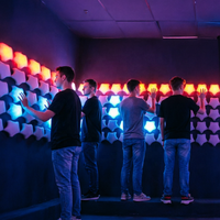 Mur d'escalade interactif en plastique pour salle de jeux intérieure avec poignées LED, capacité supérieure à 500 kg