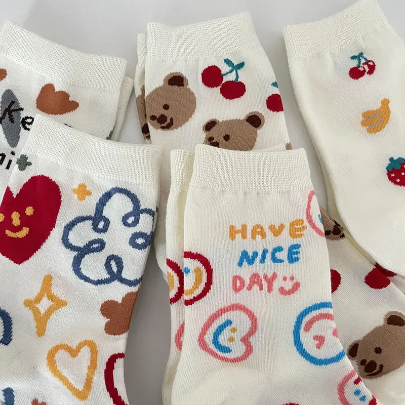 Wholesale women's smiling face socks, little bear cartoon cotton socks