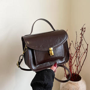 กระเป๋าถือแฟชั่นใหม่ปี 2026 สำหรับผู้หญิง สีพื้น ใช้งานได้หลากหลาย สะพายไหล่เดียวหรือสะพายข้าง - Product Image 2