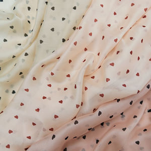 Tissu en polyester 100% à faible MOQ, personnalisé, <span class=keywords><strong>motif</strong></span> cœur, toucher soyeux, tissu en mousseline transparente, imprimé numérique pour robe et chemisier - Product Image 2