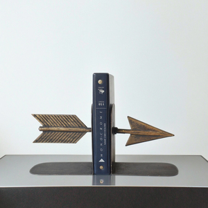 Serre-livres modernes en fonte en forme de flèche, peints, durables, en métal lourd, pour la décoration intérieure, nombreux styles disponibles - Product Image 1
