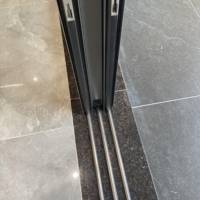 Porte coulissante extérieure en verre étanche à grand encadrement en aluminium noir minimaliste pour entrée de villa moderne