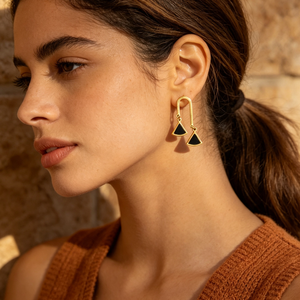 Ensemble de boucles d'oreilles tendance pour femmes, de créateur, en acier inoxydable plaqué or, avec clous, anneaux et pendentifs triangulaires incrustés, vente en gros - Product Image 2
