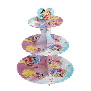 Công chúa cupcake đứng trang trí bên công chúa ủng hộ bên món tráng miệng đứng cho cô gái bé tắm