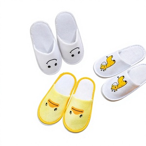 Chaussons jetables haut de gamme pour enfants, qualité hôtelière, antidérapants, à semelle épaisse, en coton et lin, motif dessin animé - Product Image 1