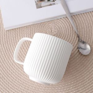 แก้วเซรามิคลายนูนสีพื้นสไตล์นอร์ดิก 350 มล. แก้วกาแฟแบบมีลายเส้น สำหรับใช้ในร้านกาแฟ บ้าน และโรงแรม - Product Image 3