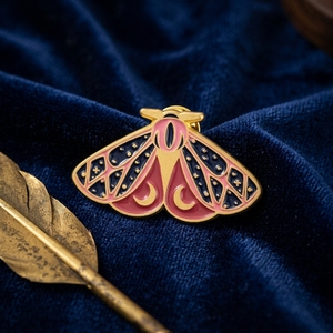 Spilla smaltata personalizzata di successo, in nichel nero, con disegno a cartone animato, farfalla con ali colorate, a forma di falena, in smalto morbido, per regali di auguri - Product Image 3