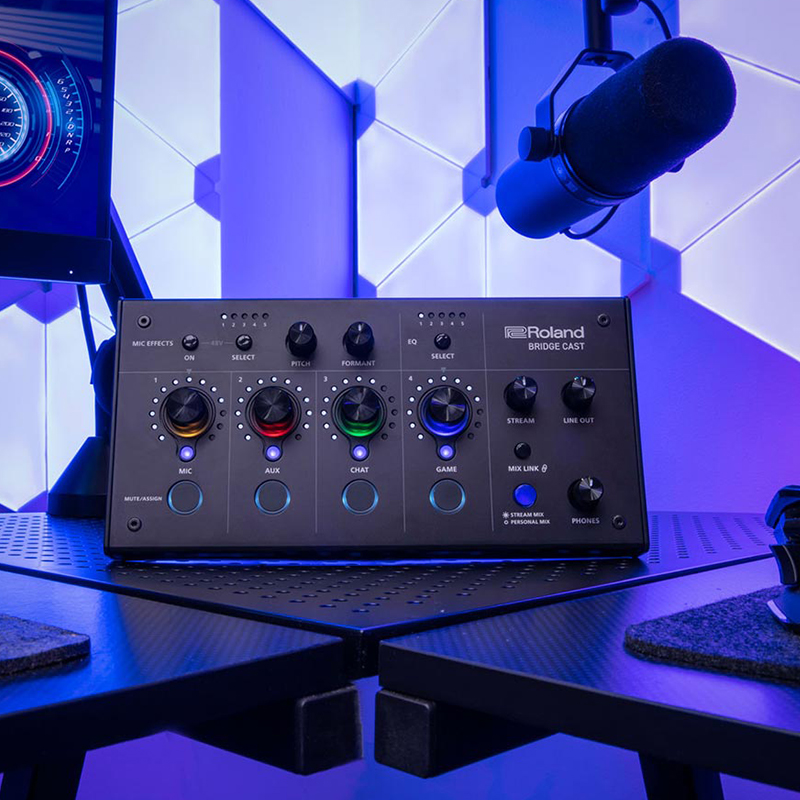 Двухканальная звуковая карта Roland BRIDGECAST для игровых стримеров, ищущих высококачественную прямую трансляцию и игровой микшер