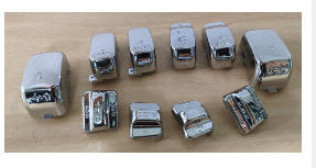 Cromo con letras blancas