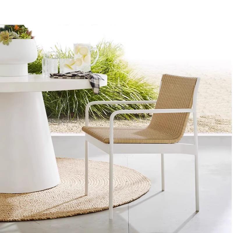 Chaises avec accoudoirs (ne peuvent pas être empilées)