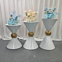 Support de présentation de gâteaux, desserts et cocktails en acier inoxydable blanc de luxe pour la décoration de mariage