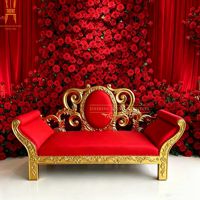 Canapé royal en cuir rouge et or à dossier haut, sculpté et orné, pour mariés, événements de mariage et banquets