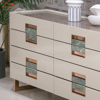 Buffet de rangement de luxe moderne italien en bois massif blanc laqué avec pieds en acier inoxydable doré, 1,5 m+, écologique