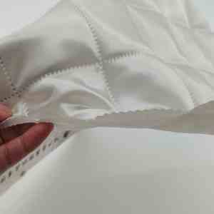 Tela de Satén Color <span class=keywords><strong>Beige</strong></span> al por Mayor, Tela de Poliéster 100% con Doble Cara y <span class=keywords><strong>Acolchado</strong></span> Ultrasónico de Diamantes para Forro de Ropa y Decoración - Product Image 6