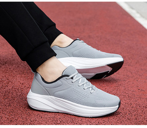 Venta al por mayor de fábrica: Zapatillas de tenis acolchadas de alto rebote para adultos, ideales para excursiones diurnas, exportación y licitaciones competitivas de empresas de logística marítima. - Product Image 4