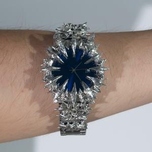 Reloj de Cuarzo Alabastro de Diseño Personalizado para Hombre, Único con Movimiento Japonés MIYOTA, Esfera de Acero Inoxidable con Púas, Estilo Gótico - Product Image 4