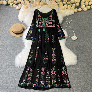 Robes personnalisées pour femmes, robe longue élégante <span class=keywords><strong>bohème</strong></span>, art rétro, <span class=keywords><strong>style</strong></span> ethnique, robe à fleurs brodée, col rond, laçage, robe ample - Product Image 2