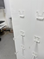 Étagère rotative sur pied avec miroir et crochets pour l'affichage des produits en magasin, taille et couleur personnalisées