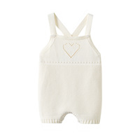 Combinaison bébé en coton pur minimaliste, tricotée, avec détail cœur ajouré, bretelles croisées, sans manches
