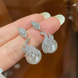 Orecchini Pendenti con Foglia di Zircone e Perla Simulata per Donne, Eleganti Gioielli da Sposa e Moda - Product Image 1