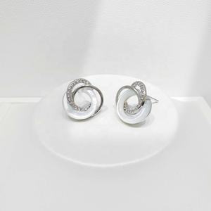 Boucles d'oreilles clous coréennes en argent 925 et or 14 carats, de luxe, pour mariée, mode estivale, pour femme, avec pierres précieuses, fleurs et papillons - Product Image 1