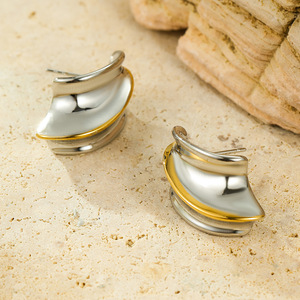 Boucles d'oreilles créoles élégantes en argent et or forme géométrique incurvée bijoux bicolores à la mode parfaits pour les accessoires de mode des femmes - Product Image 4