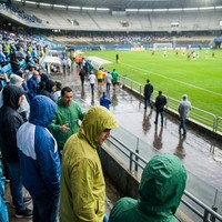 Maßgefertigte Winter-Sportjacke Brasilien Regenjacke Gelb-Grün Wasserdicht 30D Nylon 3000mm Packbar Vorderseitig Bedruckt Fußball-Fan Outdoor