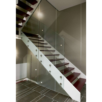 Escalier moderne en L à double latéral avec poutres latérales, en bois de chêne blanc américain, avec garde-corps en verre trempé à un seul côté