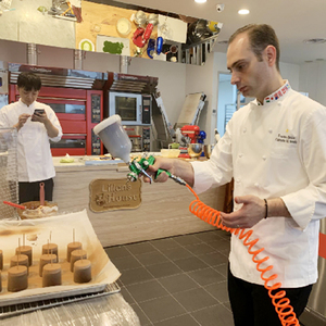 Pistolet à pulvérisation professionnel AKOKO pour pâtisserie au chocolat français, application uniforme de mousse, aérographe pour desserts - Product Image 5