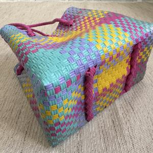 Sacs à main uniques en mélange de couleurs, sacs tissés pour femmes faits à la main, matériau plastique recyclé de qualité supérieure, tissage recyclé d'Indonésie - Product Image 6