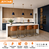 Meubles de cuisine modernes bleu marine et grain de chêne, portes fines, style Shaker, en MDF, avec îlot central et plan de travail en granit