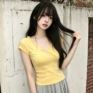 เสื้อยืดแขนสั้นคอวีสีเหลืองนม แต่งระบายช่วงไหล่ ทรงพอดีตัว ดีไซน์เรียบง่าย สวยเก๋สำหรับสาวๆ ใส่ได้ทุกวัน - Product Image 5