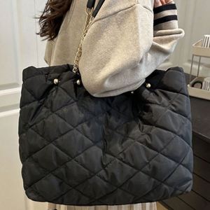 Sac fourre-tout matelassé noir grande capacité pour femme, sac à bandoulière en nylon imperméable et léger avec chaîne dorée - Product Image 5