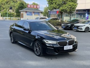 La <span class=keywords><strong>BMW</strong></span> <span class=keywords><strong>Série</strong></span> 5 530Li restylée <span class=keywords><strong>2022</strong></span> avec le pack M Sport est une voiture à essence professionnelle à un <span class=keywords><strong>prix</strong></span> d'exportation abordable - Product Image 3