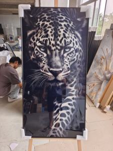 Dipinto in Porcellana Nera con Cristalli, Design Moderno di Animali come Leone e Zebra, Decorazione Murale Molto Popolare - Product Image 1