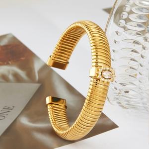 Nouvel ensemble de bracelets géométriques perlés en acier inoxydable plaqué or 18 carats pour femmes, avec diamants - Product Image 3